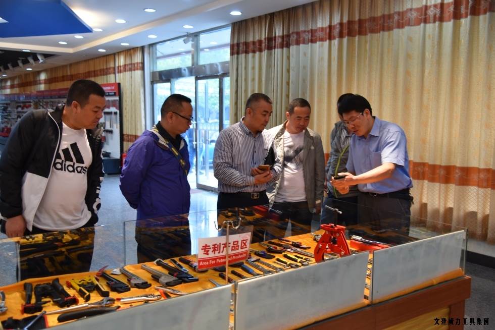 甘肃、青海优秀经销商莅临j9九游会平台集团参观考察(图8)